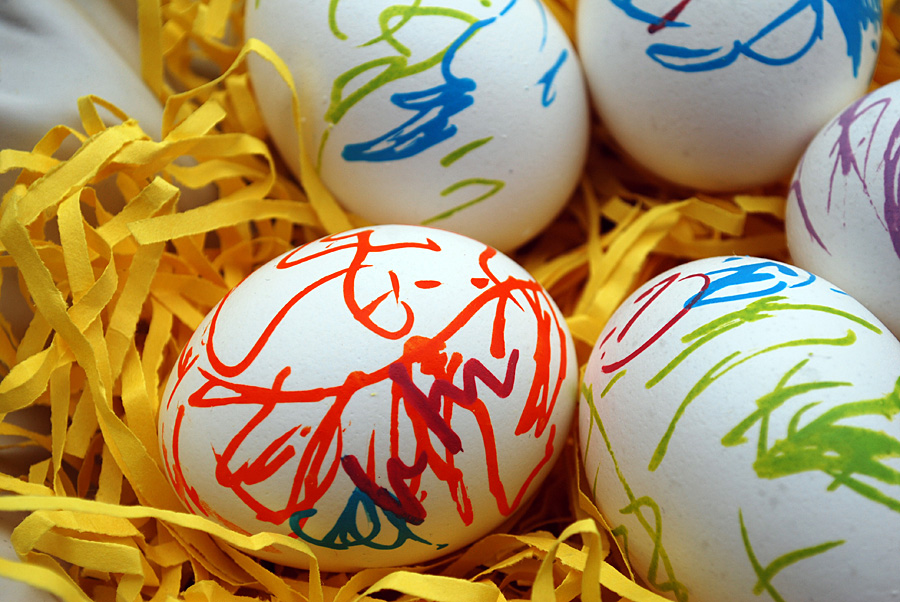 Decorate Easter eggs with paint pen markers. What a fun and easy egg decorating idea for kids! Egg decorating | Unique egg decorating idea | creative egg dyeing idea #elmers #sponsored