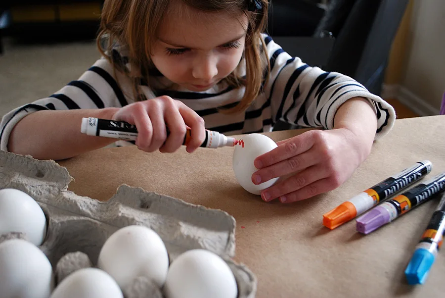 Decorate Easter eggs with paint markers. What an easy way to color Easter eggs with kids! #elmers #sponsored