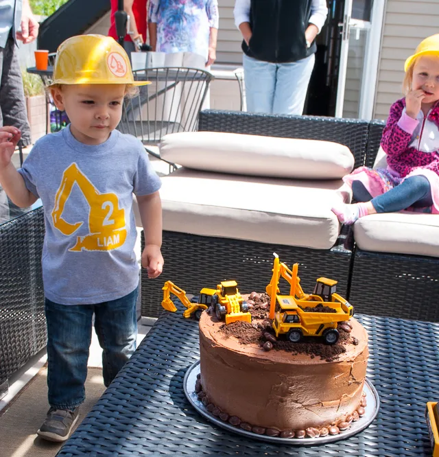 Modern construction birthday printable party decorations - iron-on t-shirt and construction hat stickers @merrimentdesign