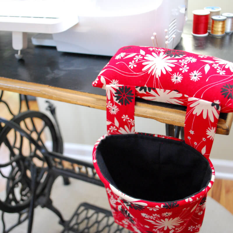 DIY Pincushion Thread Catcher free sewing pattern and tutorial. This is an easy beginner sewing project! Make one for your sewing machine.