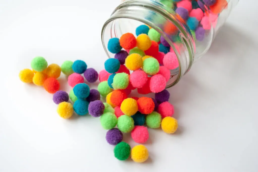 Mini pom poms - one of my favorite craft supplies Mini pom pom craft ideas