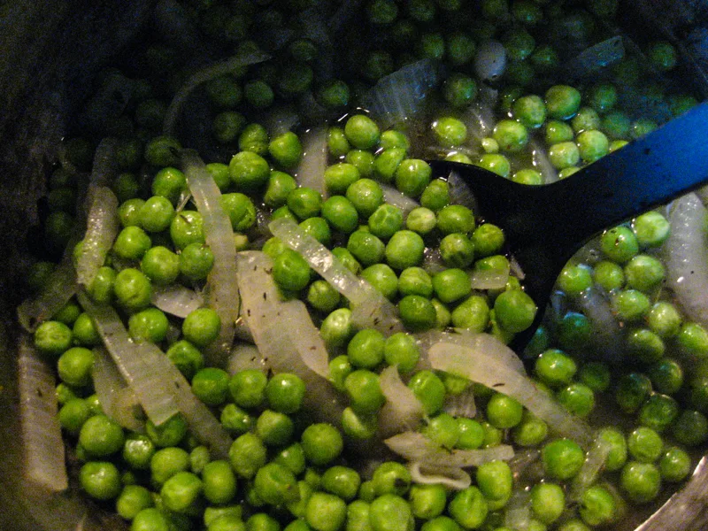 Rainy day green pea soup recipe. Make it with baguette slices and get cozy!