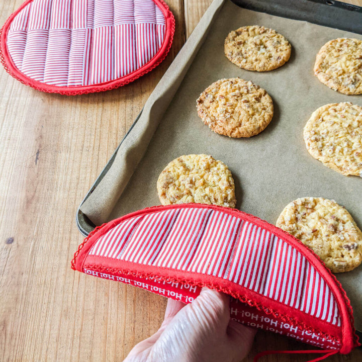 Round pot holder sewing pattern with cookies
