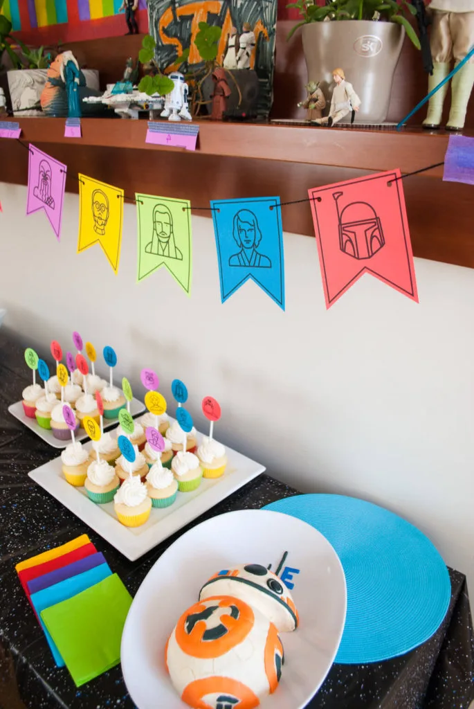 Star Wars cupcakes, BB-8 cake, free Star Wars birthday banner