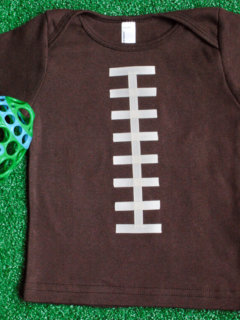 How to make a no-sew football t-shirt or football onesie free DIY tutorial for the Super Bowl and football season #diy #football #superbowl #kidscrafts