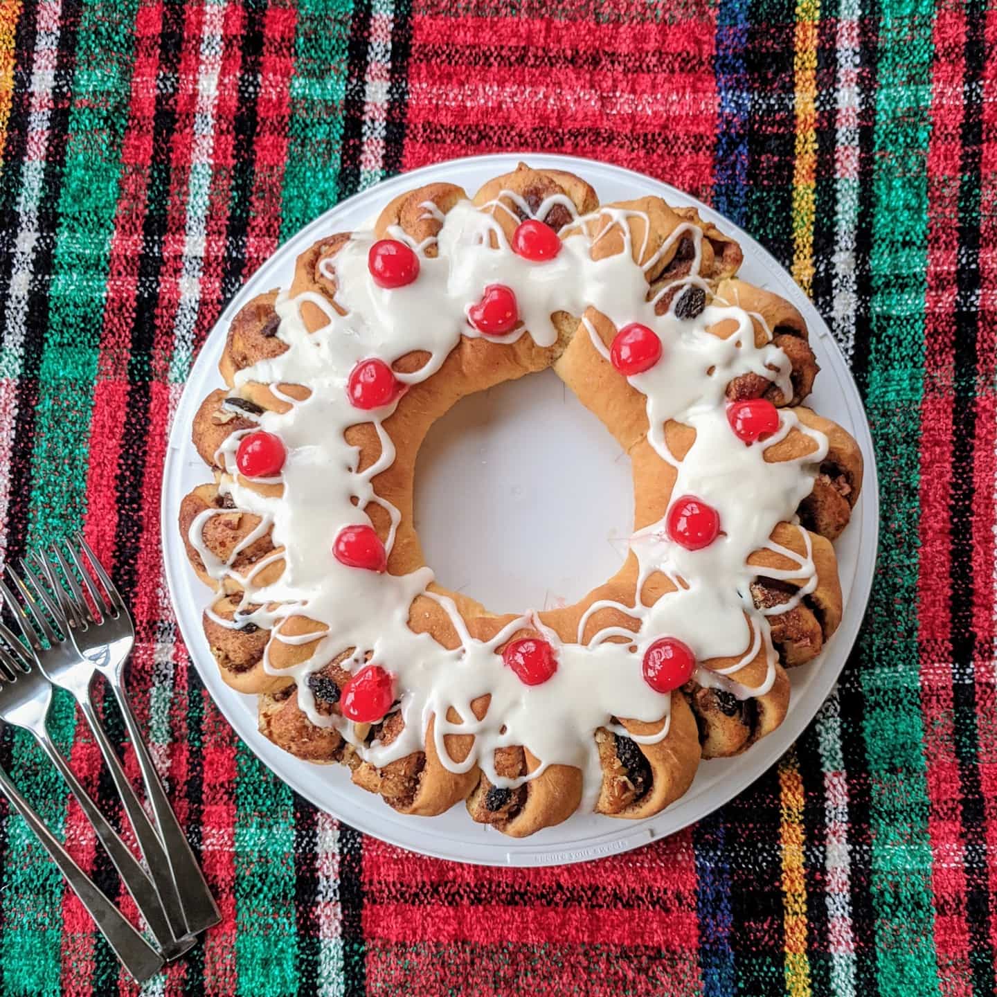 Swedish Tea Ring recipe for Christmas morning breakfast - cinnamon roll wreath