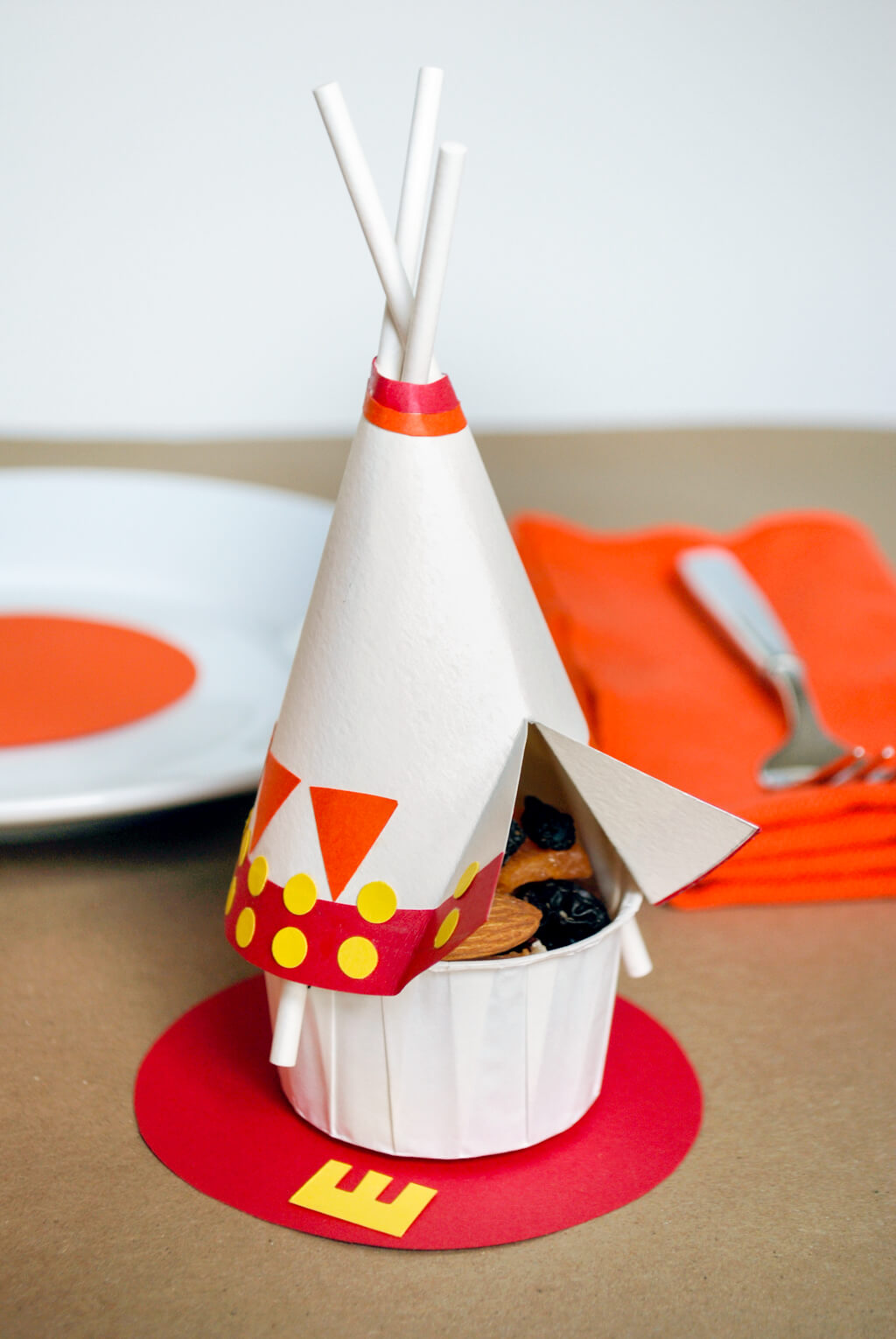 DIY Thanksgiving tepee snack cups for the kids table | Thanksgiving kids craft | #thanksgiving #thanksgivingtable
