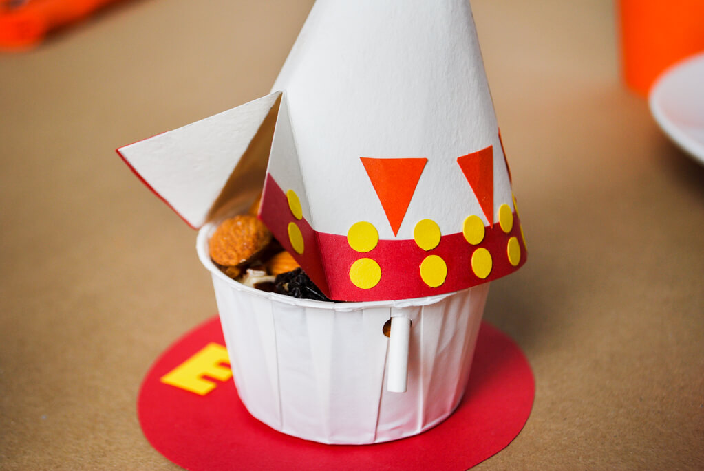 Fill DIY Thanksgiving tepee snack cups for the kids table with dried fruits and nuts | Thanksgiving kids craft | #thanksgiving #thanksgivingtable