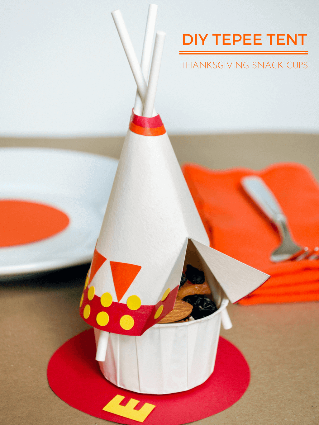 DIY Thanksgiving tepee snack cups for the kids table | Thanksgiving kids craft | #thanksgiving #thanksgivingtable