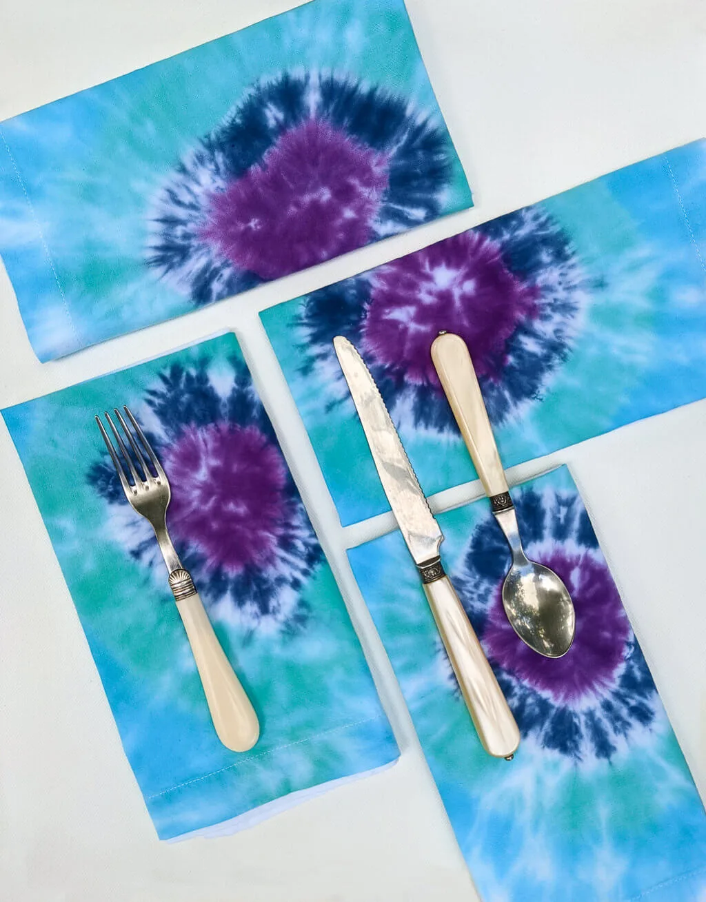 How to make DIY tie-dye cloth napkins in indigo, turquoise blue, and purple DIY tie-dye cloth napkins in indigo, turquoise blue, and purple