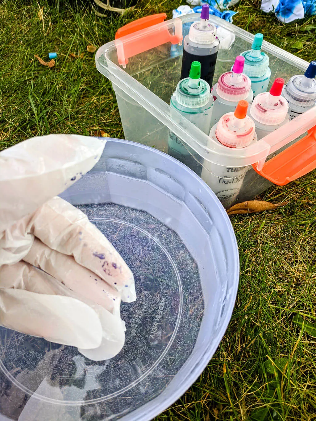 Tie-dye tips when making tie-dye napkins and shirts Tie-dye dyes and water dipping bowl for cleaning gloves