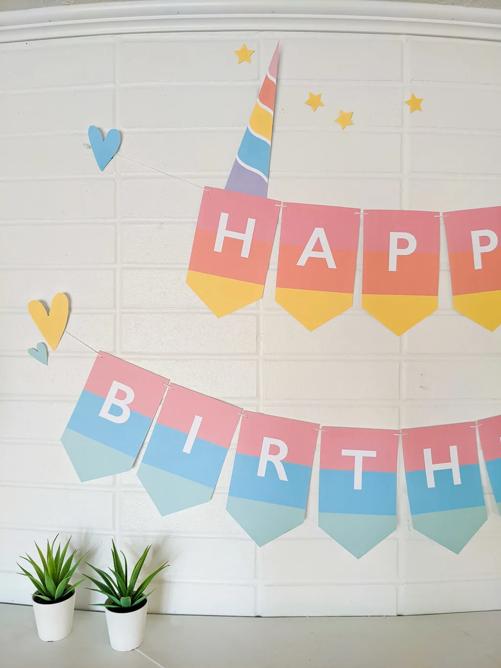 Cute rainbow unicorn happy birthday party banner - Free printable letters Free printable rainbow unicorn happy birthday party banner letters