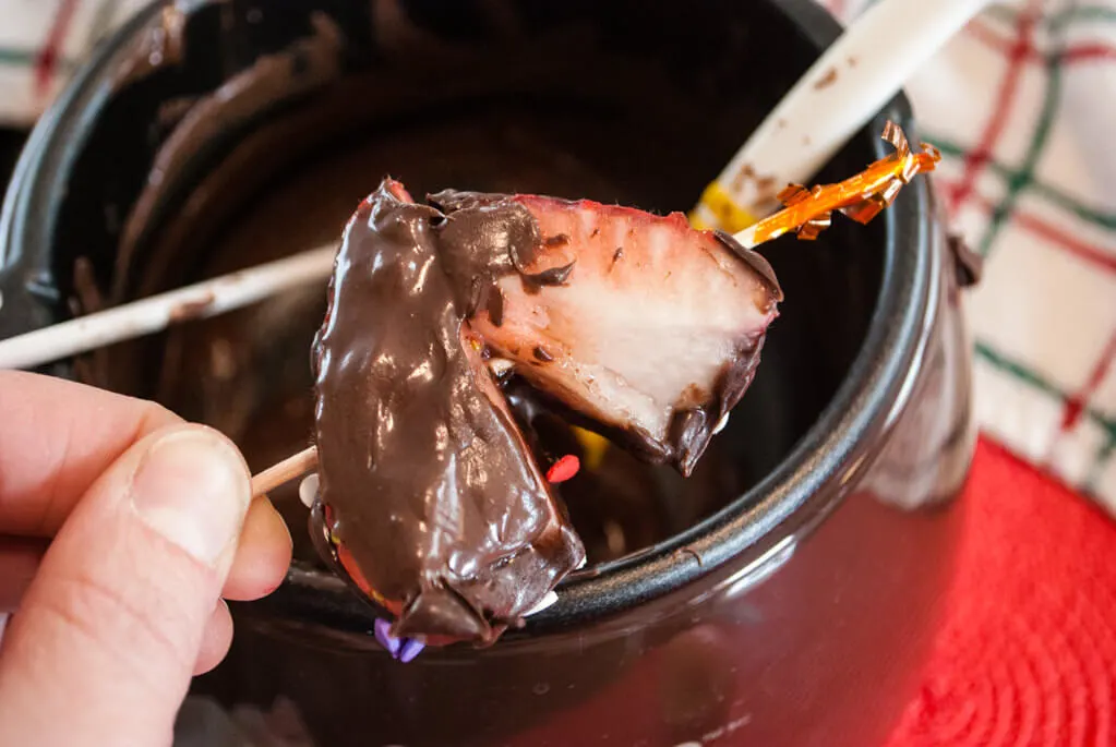 Making chocolate strawberry hearts