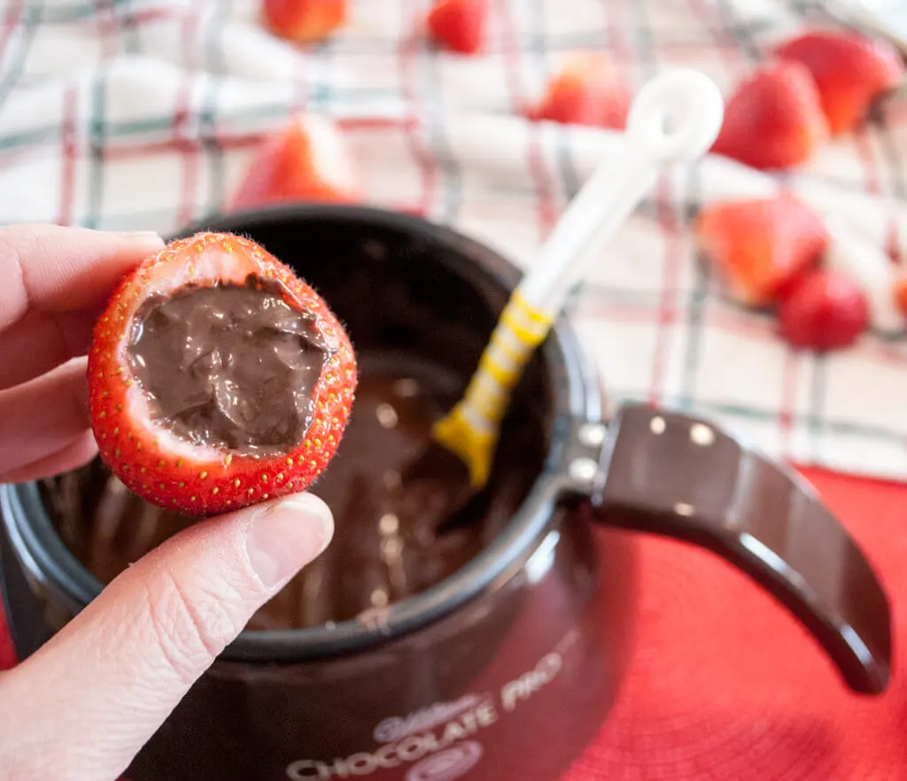 Filling strawberries with chocolate