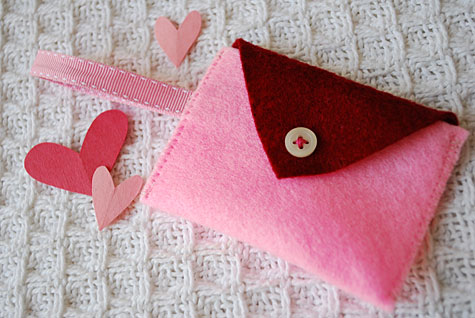 Valentine's Day Felt Heart Pocket Bracelet and Mini Purse for Kids by Kathy Beymer at MerrimentDesign.com