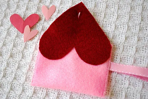 Valentine's Day Felt Heart Pocket Bracelet and Mini Purse for Kids by Kathy Beymer at MerrimentDesign.com