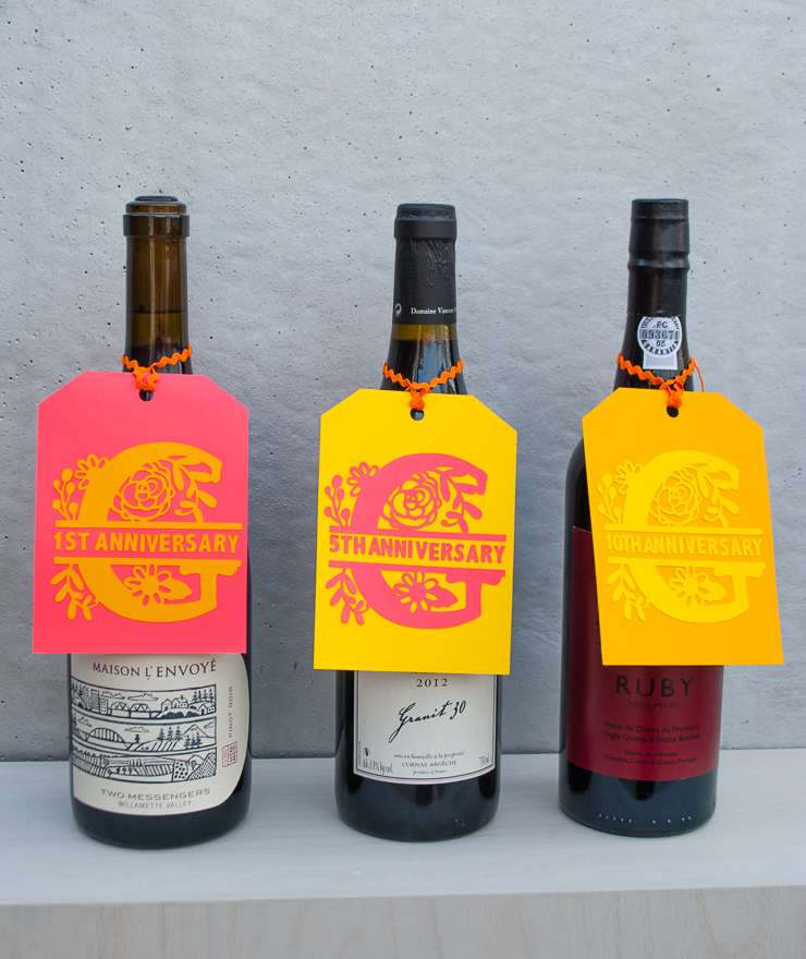 How to make DIY Monogrammed Wine Tags for a wine-themed wedding gift