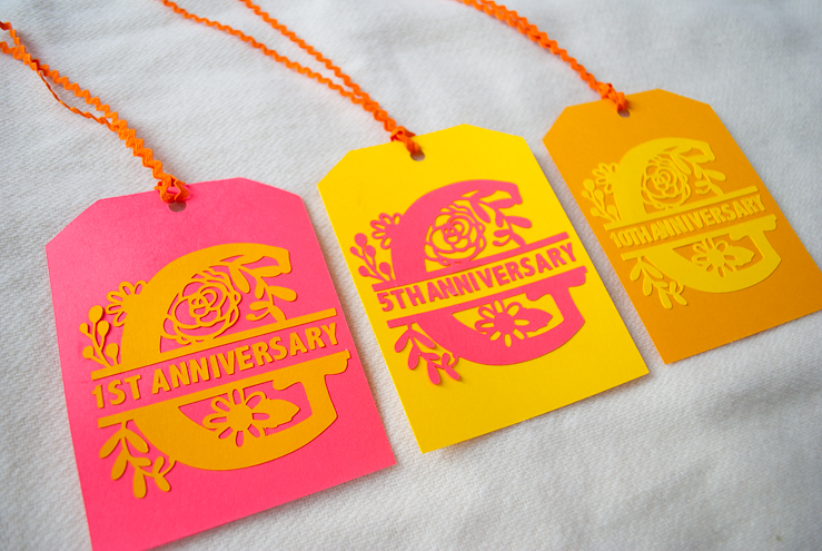 How to make DIY Monogrammed Wine Tags for a wine-themed wedding gift @merrimentdesign