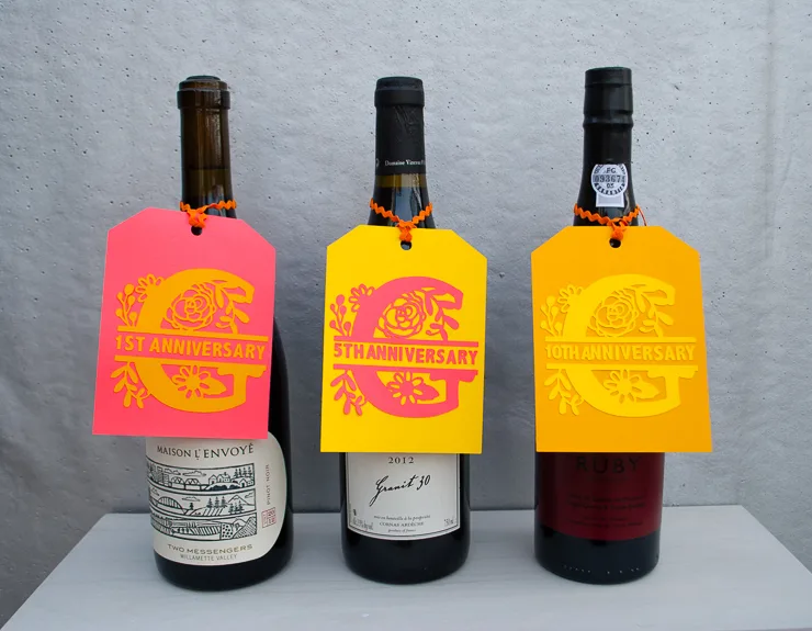 How to make DIY Monogrammed Wine Tags for a wine-themed wedding gift @merrimentdesign