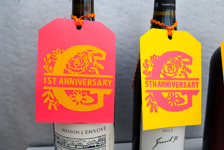 How to make DIY Monogrammed Wine Tags for a wine-themed wedding gift @merrimentdesign