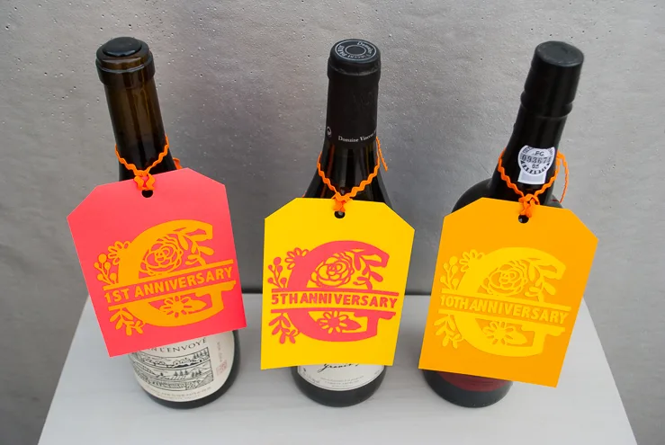 How to make DIY Monogrammed Wine Tags for a wine-themed wedding gift @merrimentdesign